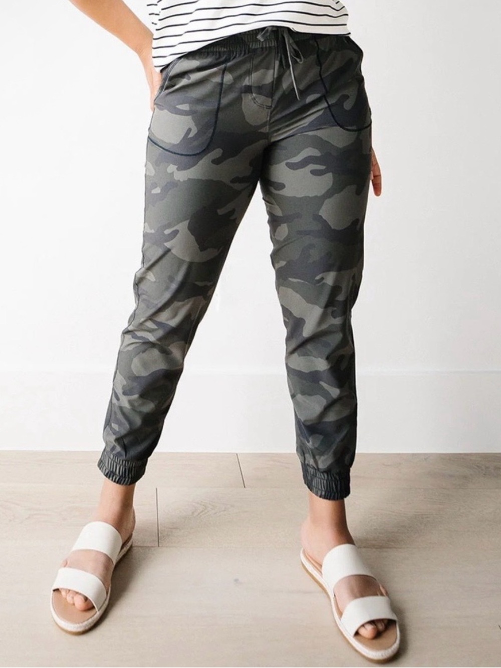 Albion Fit Women’s Camo Drawstring Joggers